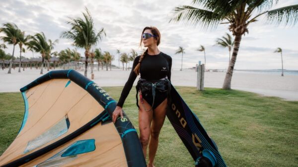 A influenciadora Tayane Dalazen aproveita o kitesurf no Carnaúba Wind House, em Preá (CE).
