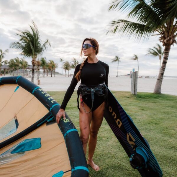 A influenciadora Tayane Dalazen aproveita o kitesurf no Carnaúba Wind House, em Preá (CE).