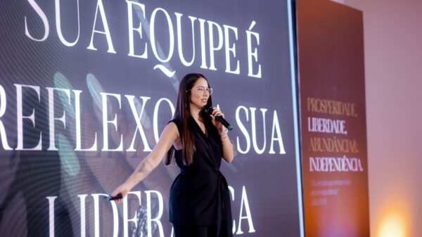 Lara Andrade, proprietária do Studio Andrade, cliente da Belasis, empresa especializada em soluções de gestão para negócios do setor de beleza.