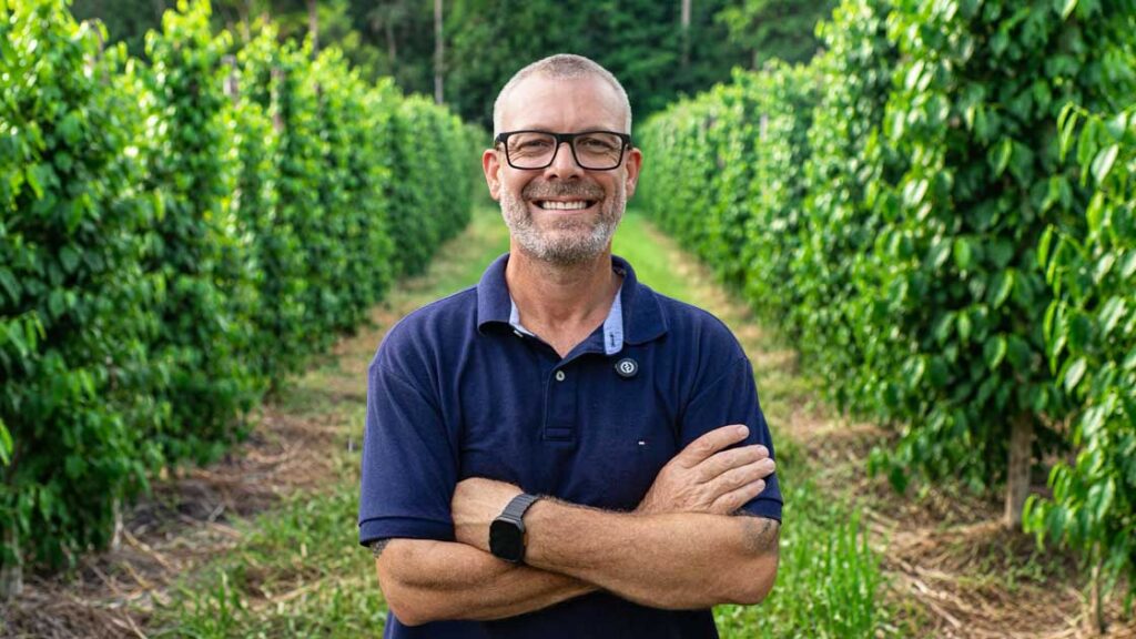 Erasmo Fernandes lidera uma nova era da pimenta-do-reino brasileira.