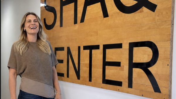 Designer brasileira Andria Tagliari, à frente do trabalho, na antiga residência de Shaquille O'Neal.