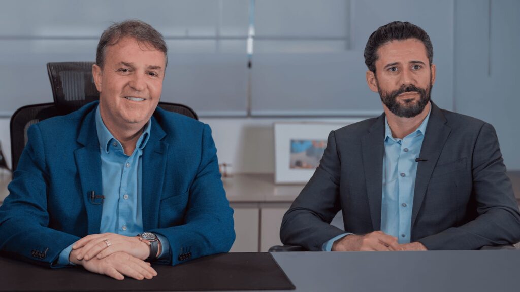 Paulo Santana e Leonardo Oliveira, sócios fundadores do IPOG, à frente de uma trajetória que começou em Goiânia e ganhou alcance nacional ao longo de 25 anos.