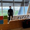 Byel durante visita a um ambiente corporativo ligado ao setor de tecnologia.