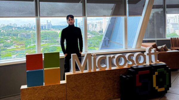 Byel durante visita a um ambiente corporativo ligado ao setor de tecnologia.