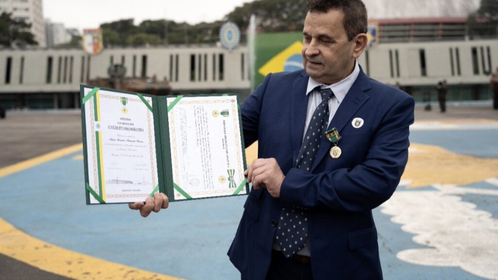 Urandir Fernandes de Oliveira recebe a Medalha do Exército Brasileiro
