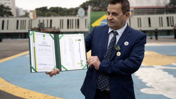Urandir Fernandes de Oliveira recebe a Medalha do Exército Brasileiro