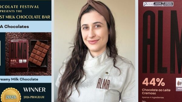 Francine Corrado, engenheira de alimentos e proprietária da ALMA Chocolates, celebra a medalha de prata na categoria chocolate ao leite do Chocolate Alliance Awards.