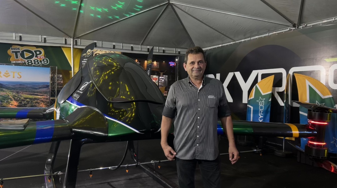 Urandir Fernandes de Oliveira, presidente de Dakila Pesquisas, ao lado do Skyros durante a 86ª Expogrande 2026.