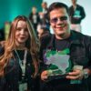 Mayara Vitor (à esquerda), cofundadora da Átomo Pay, e Danilo Oliveira, CEO da empresa, com o troféu de Melhor Gateway de Pagamento recebido no Afiliados Brasil 2026, em São Paulo.