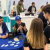 Professor Bibiano Costa de boné azul durante autógrafos na Bienal.