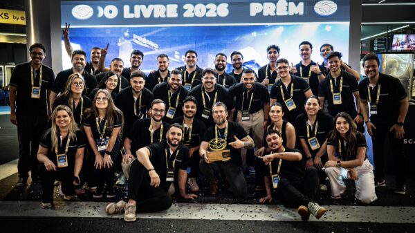 Dhiego Rosa (ao centro com o troféu em mãos) e a equipe do Grupo Escalada comemorando o prêmio de Melhor Consultoria Oficial do Mercado Livre, entregue no Mercado Livre Experience, em São Paulo, em setembro de 2026.