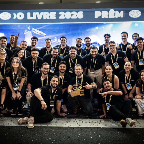 Dhiego Rosa (ao centro com o troféu em mãos) e a equipe do Grupo Escalada comemorando o prêmio de Melhor Consultoria Oficial do Mercado Livre, entregue no Mercado Livre Experience, em São Paulo, em setembro de 2026.