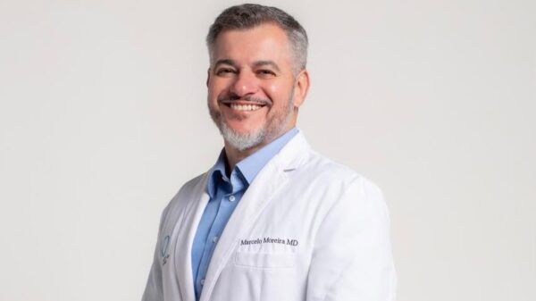 Dr. Marcelo Moreira realiza o lifting endoscópico para esconder as cicatrizes e cuidar da pele.