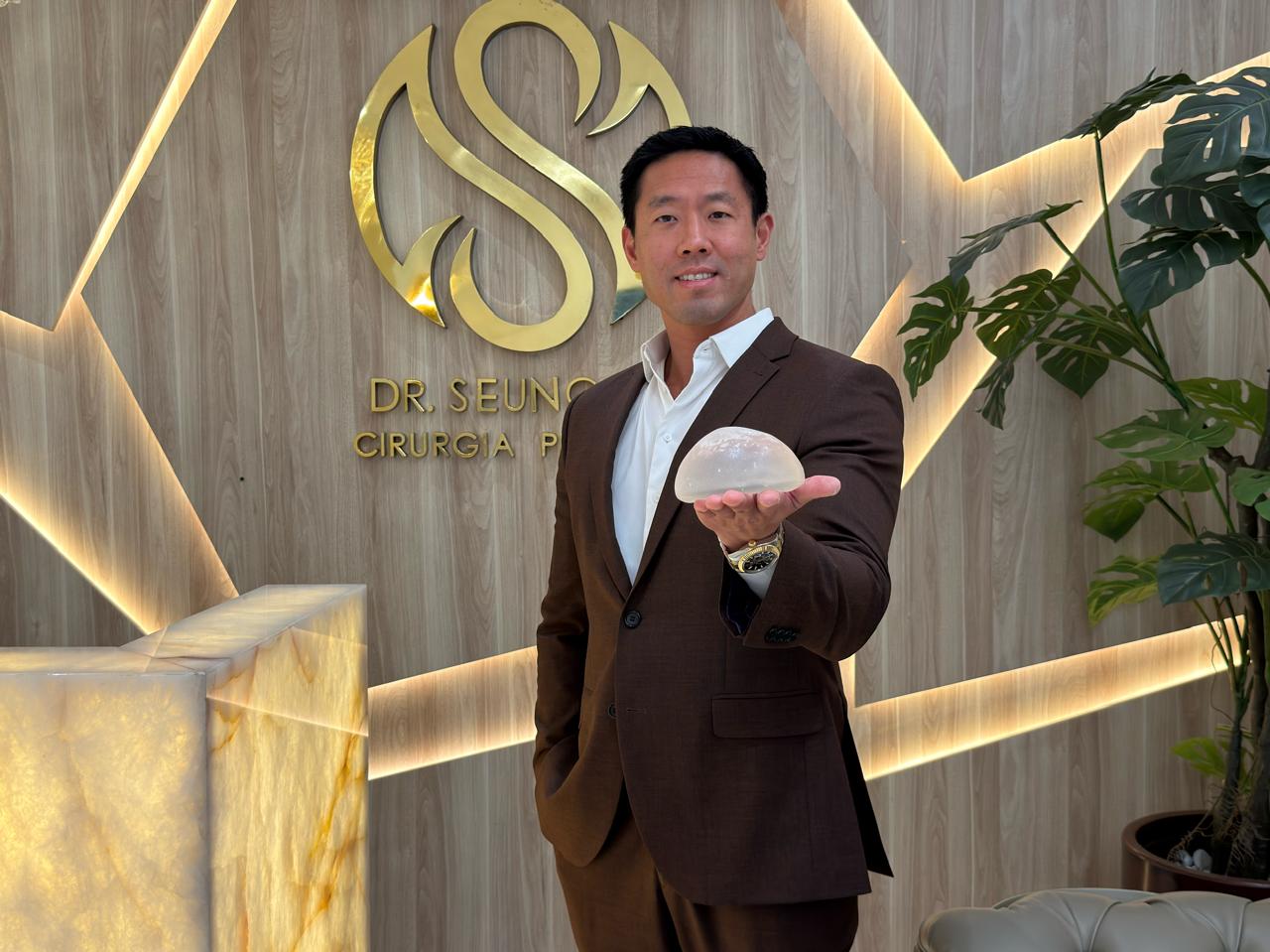 Dr. Seung Hoon Lee é graduado em Medicina, com residência médica em Cirurgia Plástica