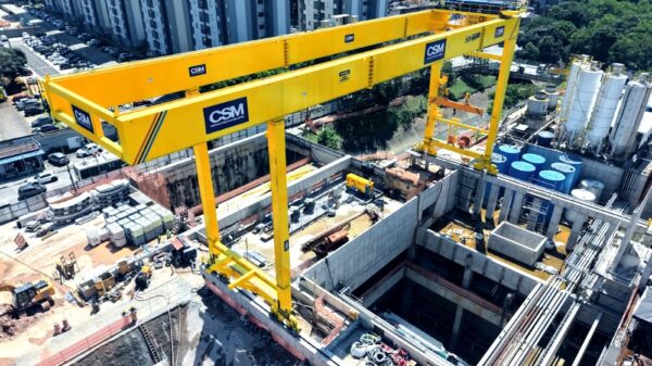 Pórtico Rolante da CSM em operação nas obras da Linha 2-Verde do metrô de São Paulo.